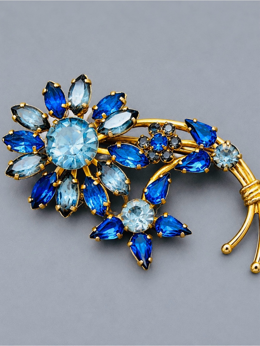Vintage Blue Floral Brooch #cz568